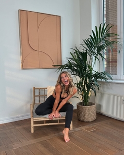 Lola Weippert feet photo thumbnail