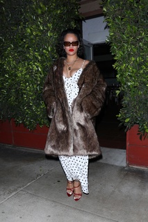 Rihanna feet photo thumbnail