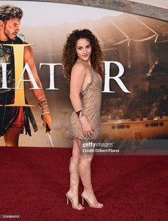 Sofie Dossi feet photo thumbnail