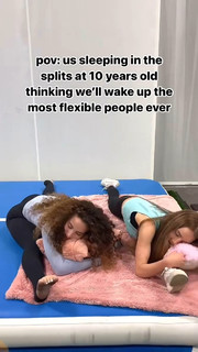 Sofie Dossi feet photo thumbnail