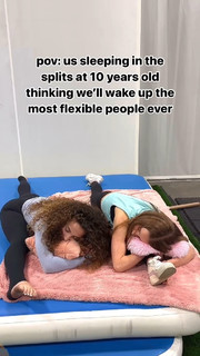 Sofie Dossi feet photo thumbnail