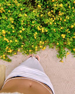 Isis Valverde feet photo thumbnail