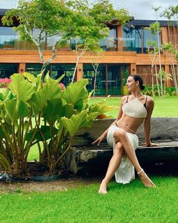 Isis Valverde feet photo thumbnail
