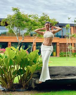 Isis Valverde feet photo thumbnail