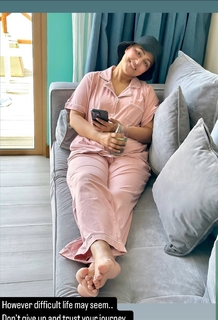 Hina Khan feet photo thumbnail