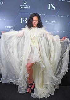 Rihanna feet photo thumbnail
