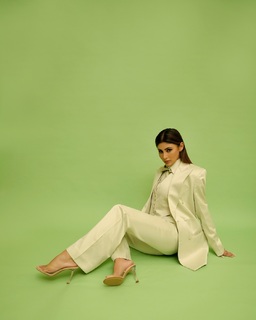 Mouni Roy feet photo thumbnail