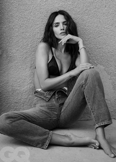Eiza González feet photo thumbnail