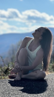 Kino MacGregor feet photo thumbnail