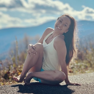 Kino MacGregor feet photo thumbnail