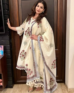 Raveena Tandon feet photo thumbnail