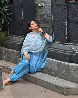 Raveena Tandon feet photo thumbnail