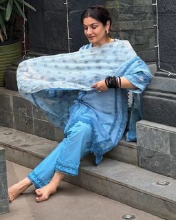 Raveena Tandon feet photo thumbnail