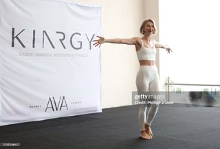 Julianne Hough feet photo thumbnail