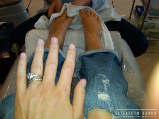 Elizabeth Banks feet photo thumbnail