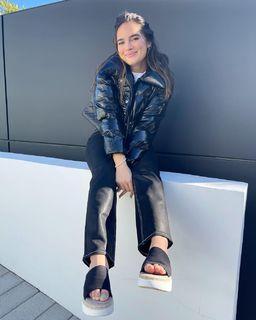 Natalie Noel Mariduena feet photo thumbnail