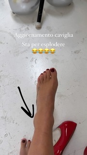 Ludovica Pagani feet photo thumbnail
