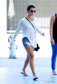 Lea Michele feet photo thumbnail