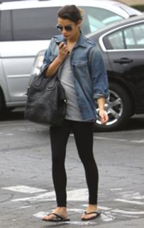 Lea Michele feet photo thumbnail