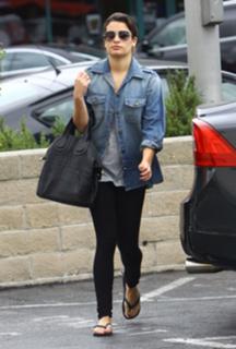 Lea Michele feet photo thumbnail