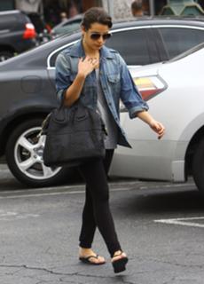 Lea Michele feet photo thumbnail
