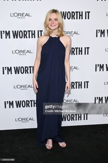 Elle Fanning feet photo thumbnail