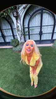 Christina Aguilera feet photo thumbnail