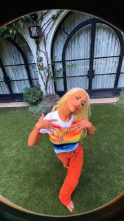 Christina Aguilera feet photo thumbnail