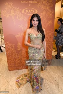 Jacqueline Fernandez feet photo thumbnail
