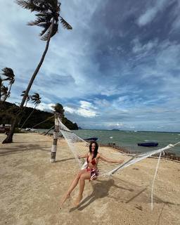 Larissa Manoela feet photo thumbnail