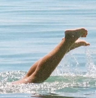 Isis Valverde feet photo thumbnail