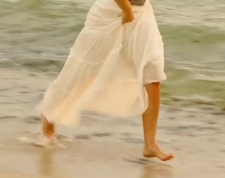Isis Valverde feet photo thumbnail
