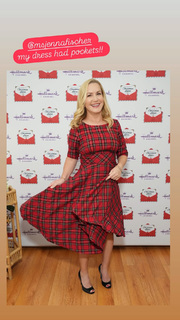 Angela Kinsey feet photo thumbnail