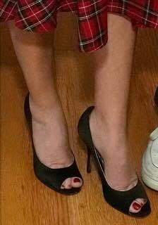 Angela Kinsey feet photo thumbnail