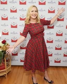 Angela Kinsey feet photo thumbnail