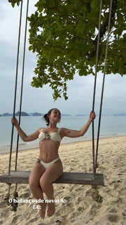 Larissa Manoela feet photo thumbnail