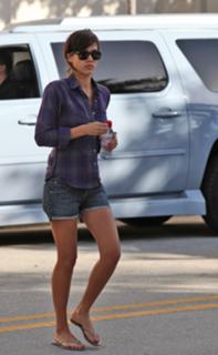 Jessica Alba feet photo thumbnail