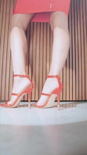 Carolina Ardohain feet photo thumbnail