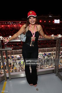 Natalie Noel Mariduena feet photo thumbnail