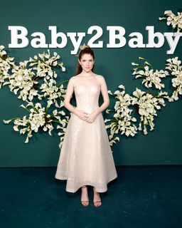 Anna Kendrick feet photo thumbnail