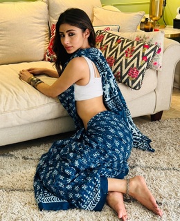 Mouni Roy feet photo thumbnail
