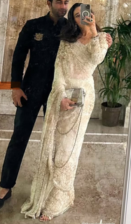 Karisma Kapoor feet photo thumbnail