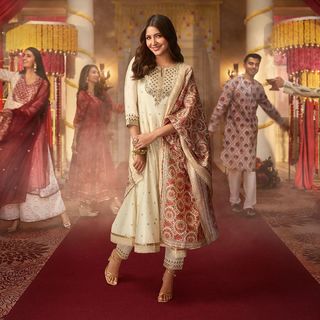 Anushka Sharma feet photo thumbnail
