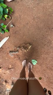 Larissa Manoela feet photo thumbnail