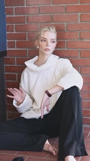 Anya Taylor-Joy feet photo thumbnail