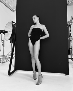 Isis Valverde feet photo thumbnail