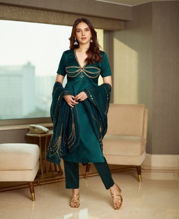 Aditi Rao Hydari feet photo thumbnail
