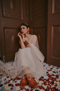 Mouni Roy feet photo thumbnail