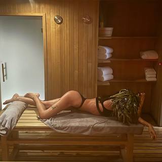 Irina Shayk feet photo thumbnail