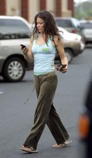 Evangeline Lilly feet photo thumbnail
